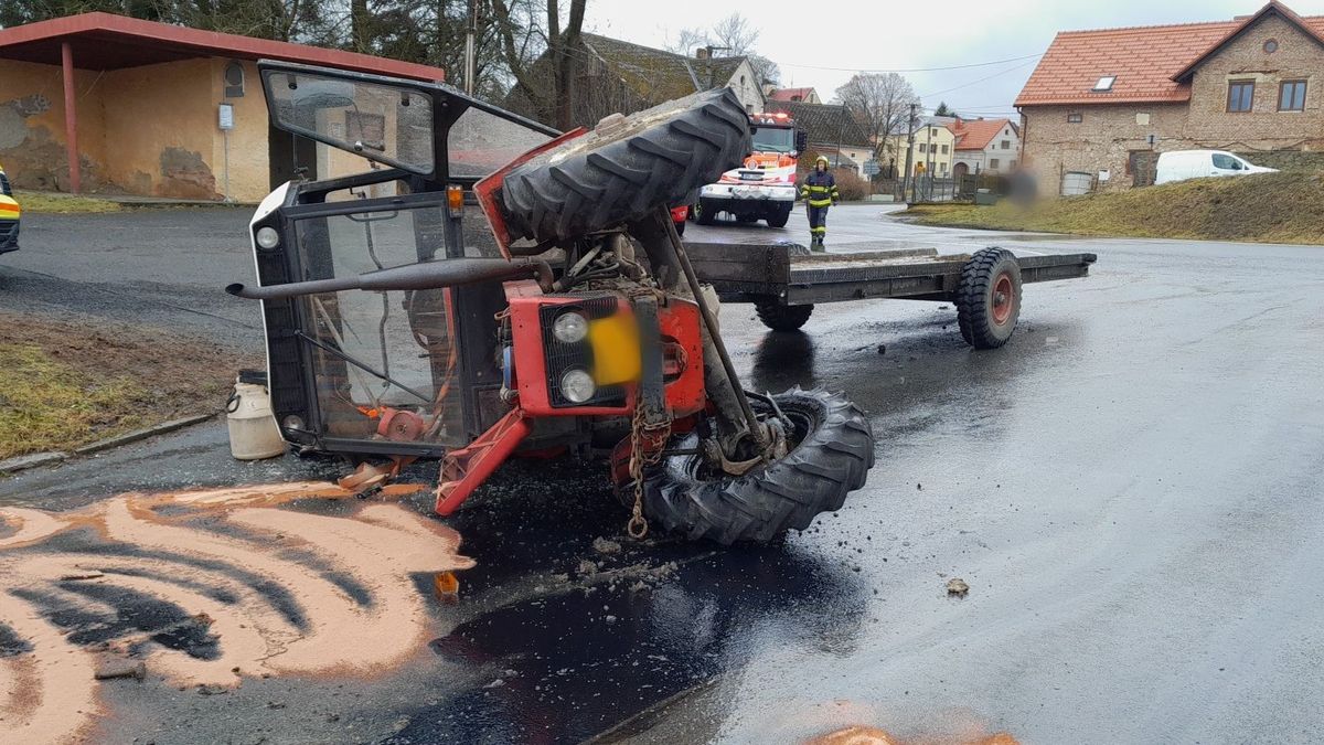 Osmnáctiletá traktoristka na Tachovsku dostala smyk a převrátila stroj